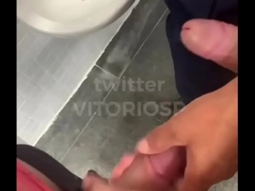 Pegação no banheiro com e o funcionário da limpeza entra no meio COMPLETE VIDEO WWW.LINKTR.EE/VITORIOSP